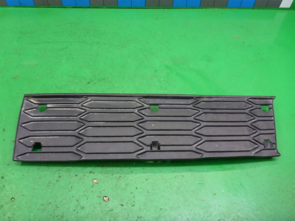 Накладка переднего бампера центральная