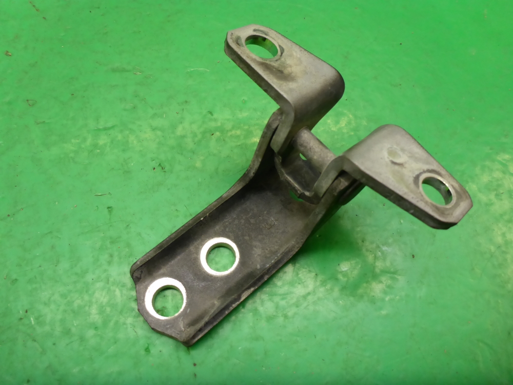 Петля двери передней правой верхняя