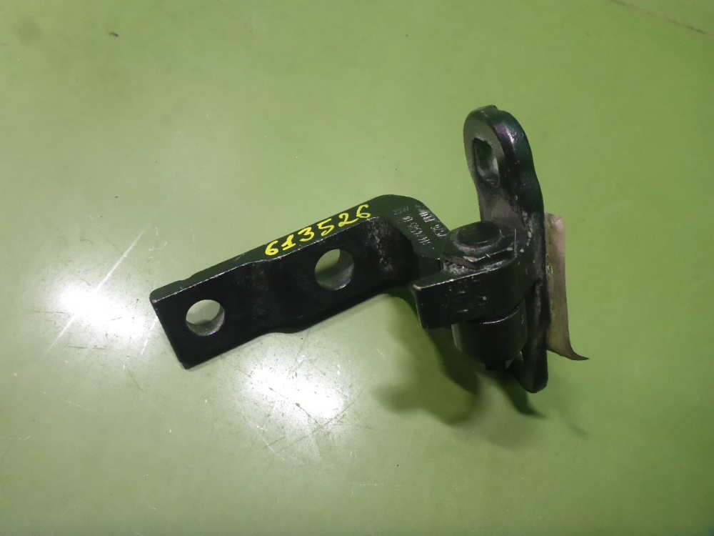 Петля двери передней левой верхняя