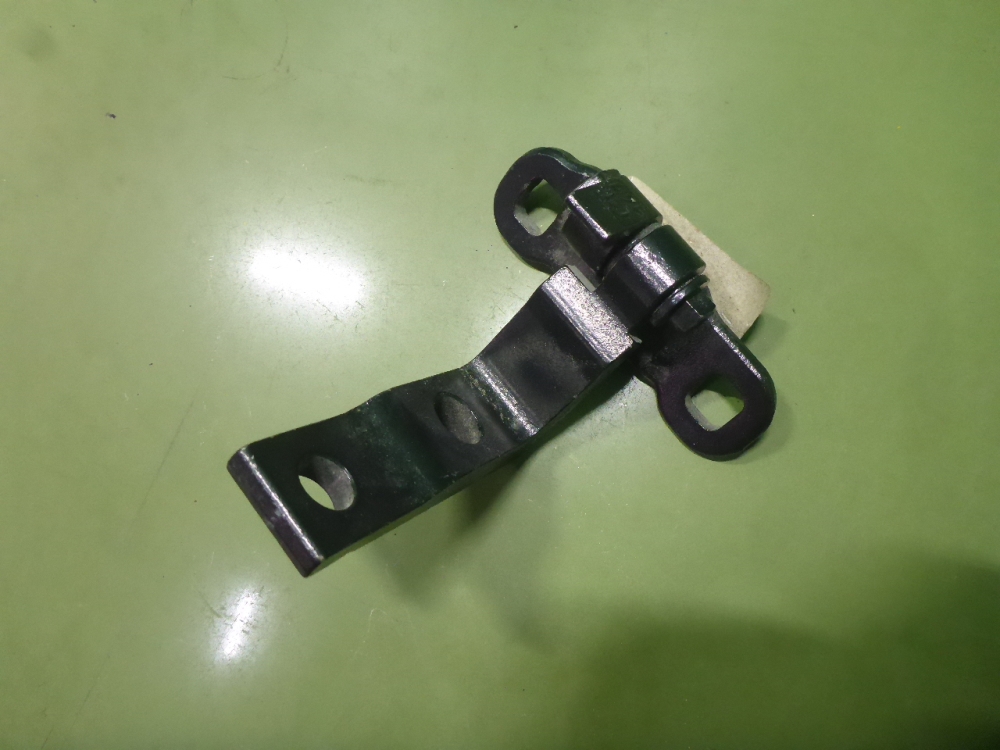 Петля двери передней левой верхняя