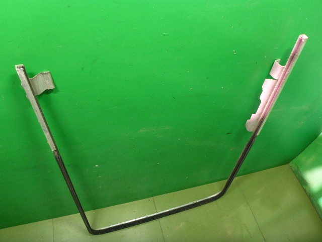 Направляющая стекла двери