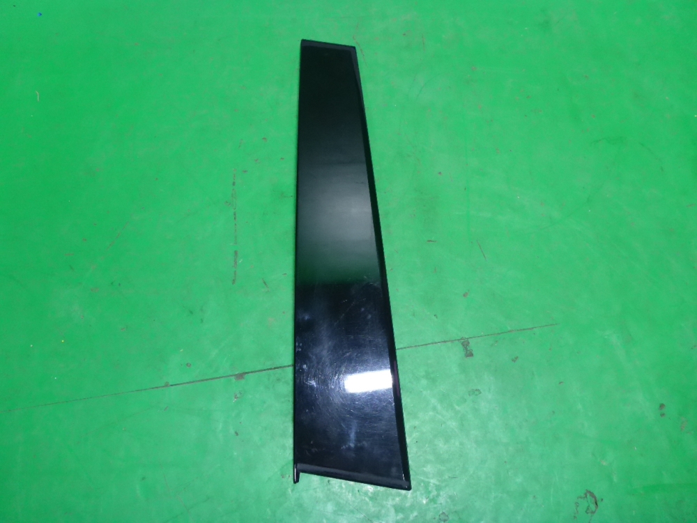 Накладка двери передней правой