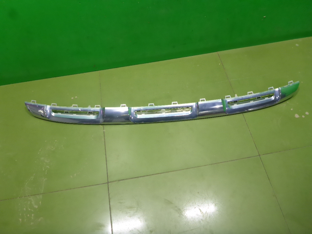 Накладка переднего бампера центральная