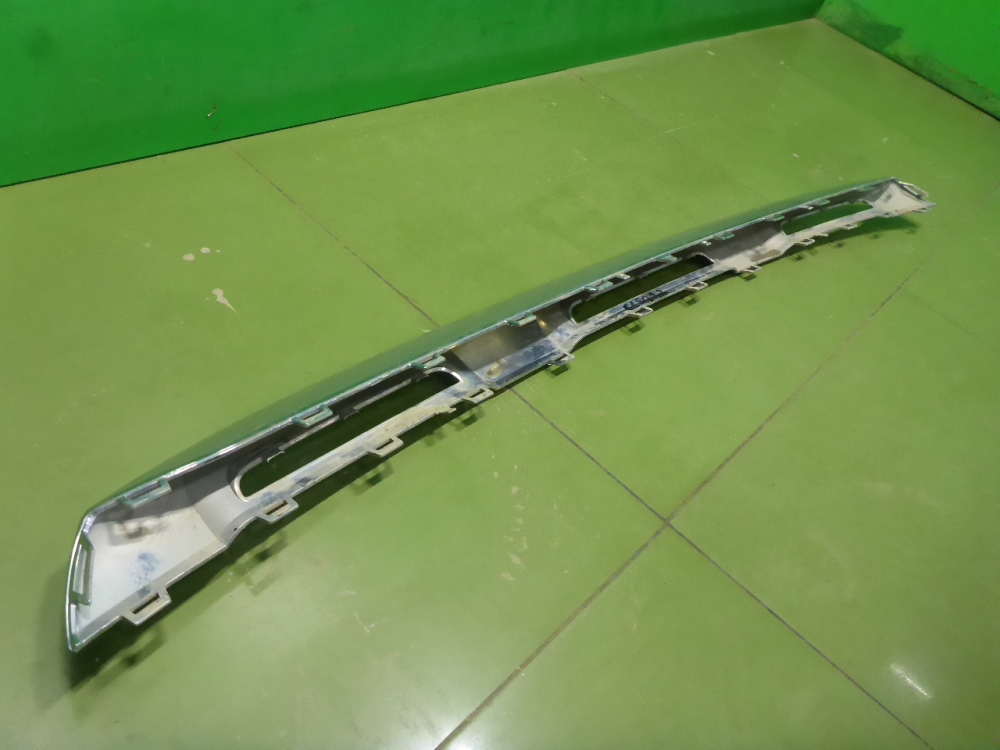 Накладка переднего бампера центральная