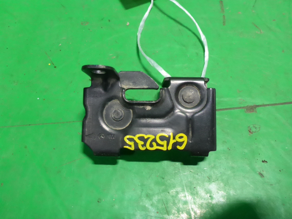 Замок капота