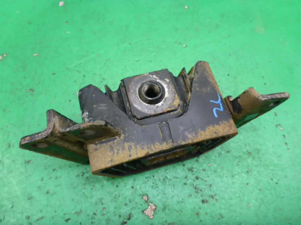 Опора двигателя левая