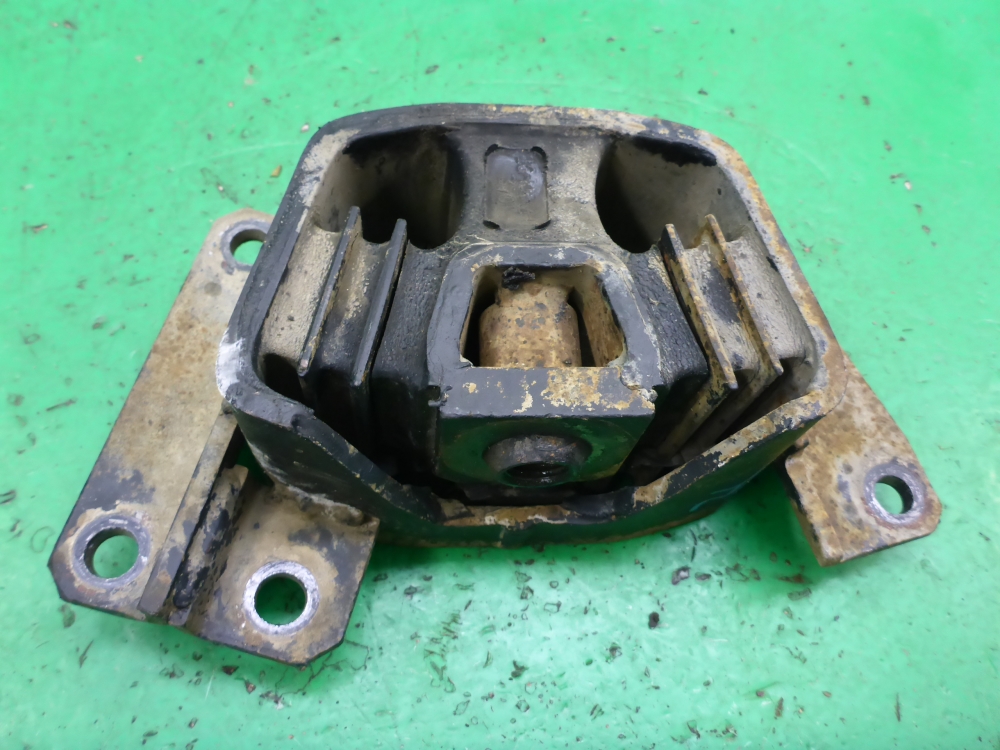 Опора двигателя левая