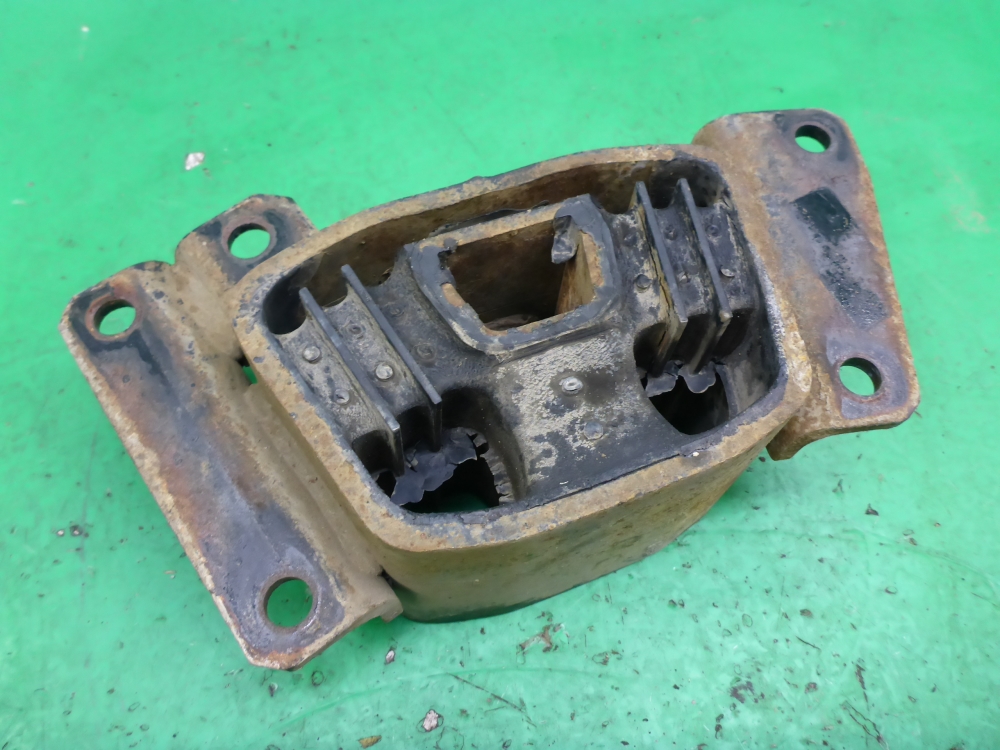 Опора двигателя левая