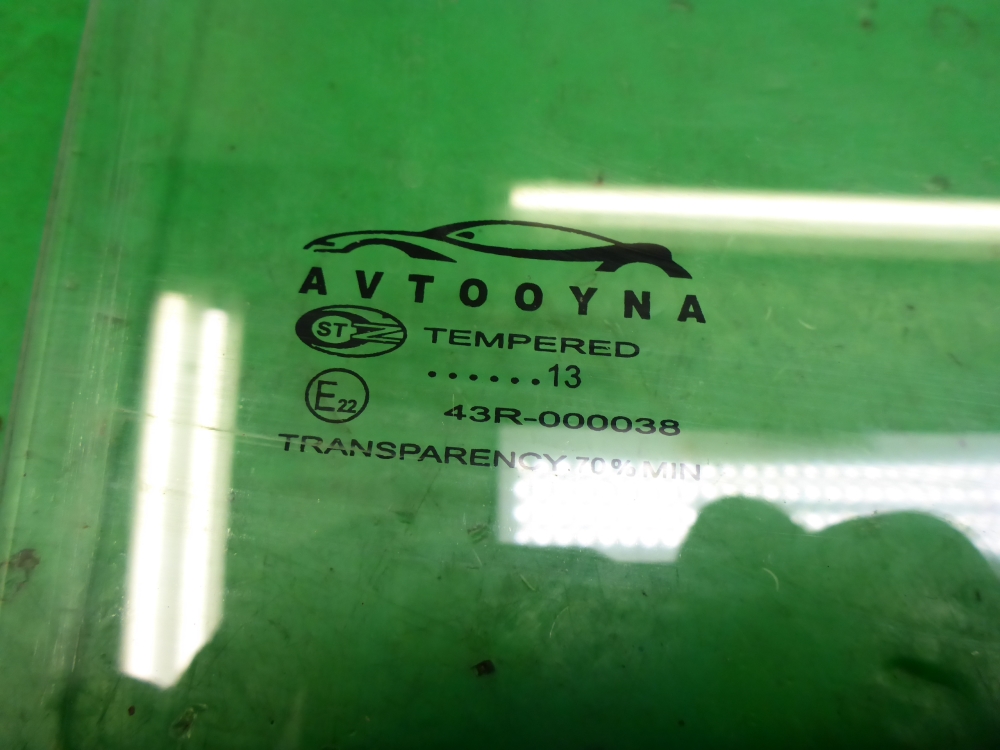 Стекло двери задней правой