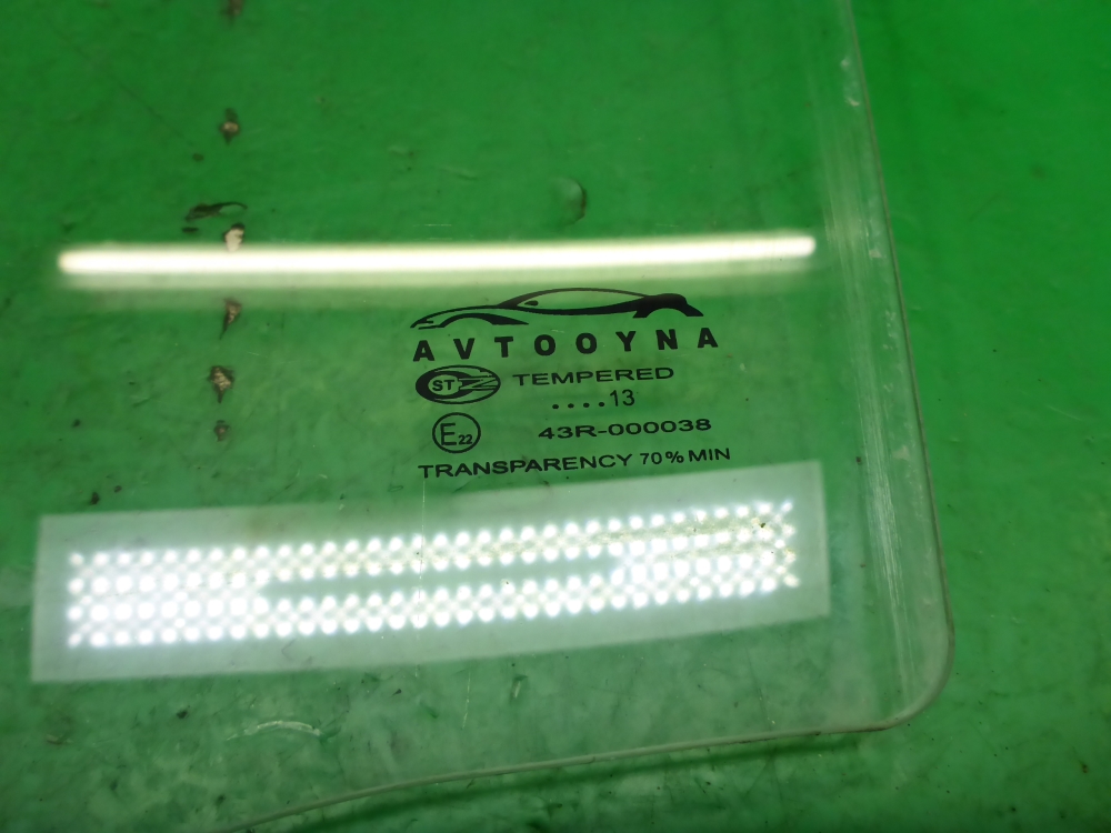 Стекло двери задней левой