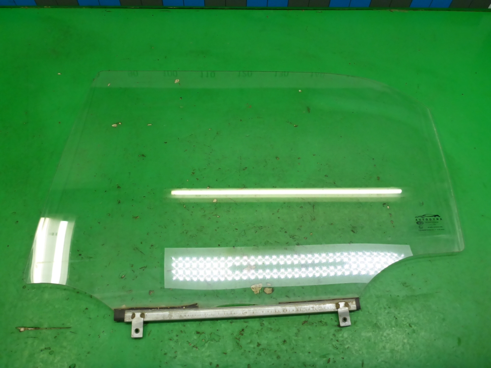 Стекло двери задней левой