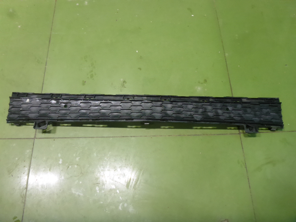 Решетка в бампер центральная