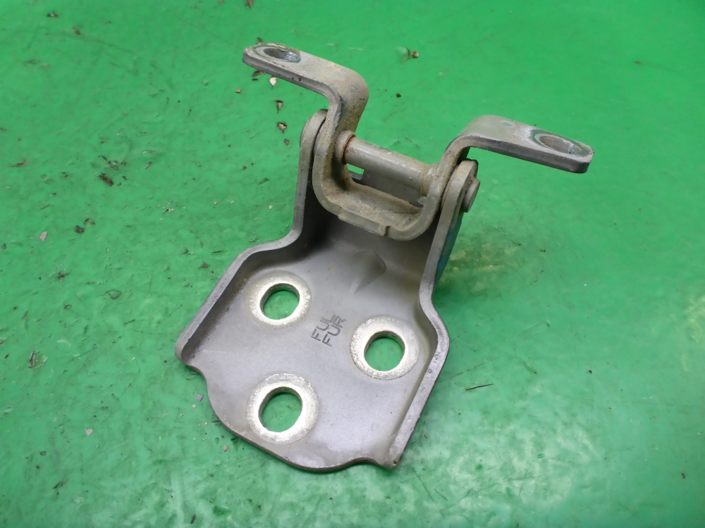 Петля двери передней правой верхняя