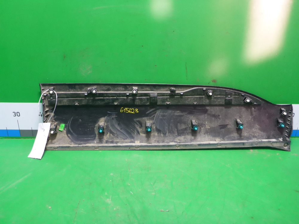 Накладка двери передней левой