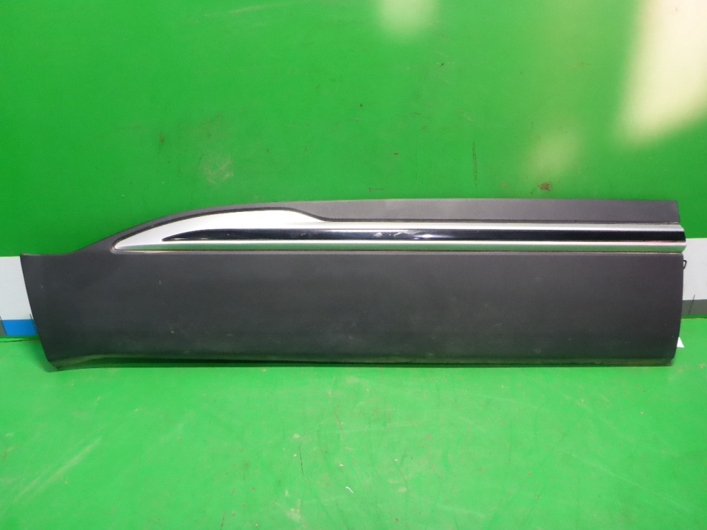 Накладка двери передней левой