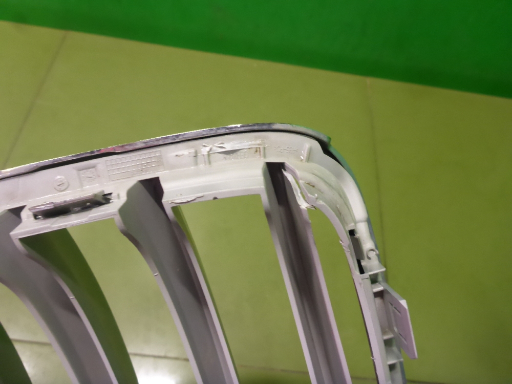 Решетка радиатора левая