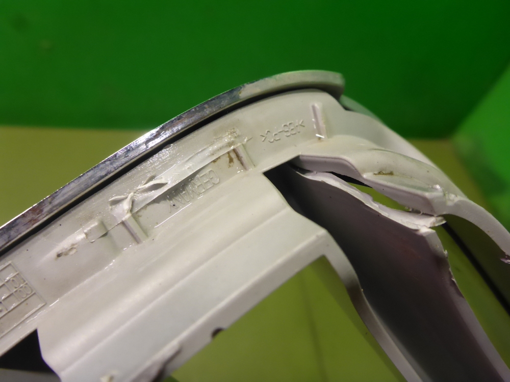 Решетка радиатора левая