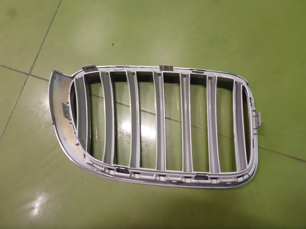 Решетка радиатора левая