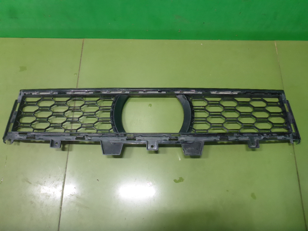 Решетка в бампер центральная
