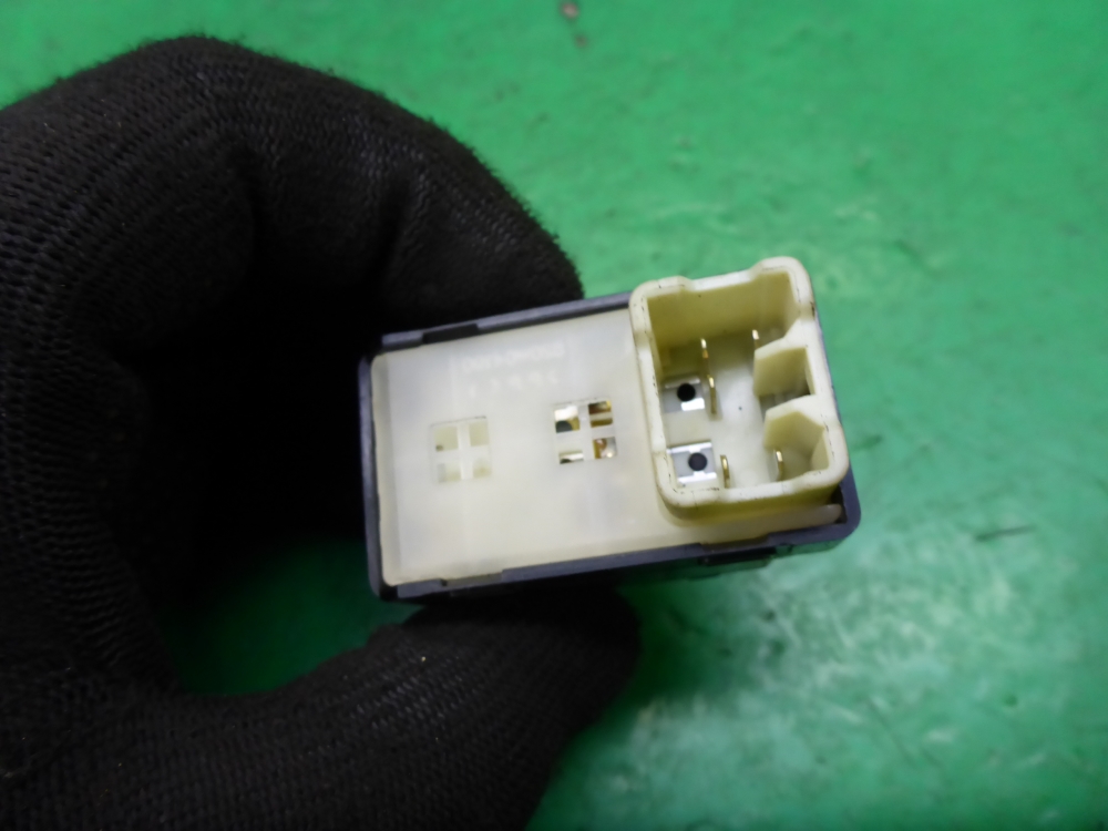 Кнопка стеклоподъемника