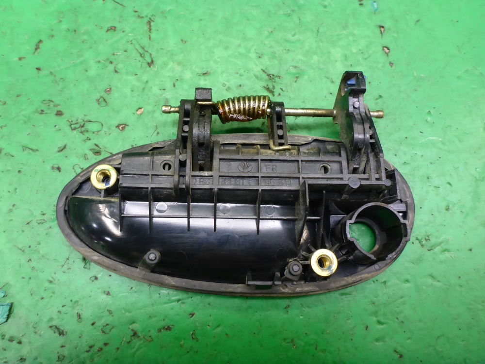 Ручка двери передней наружная правая