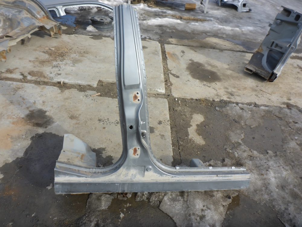 Порог со стойкой правый