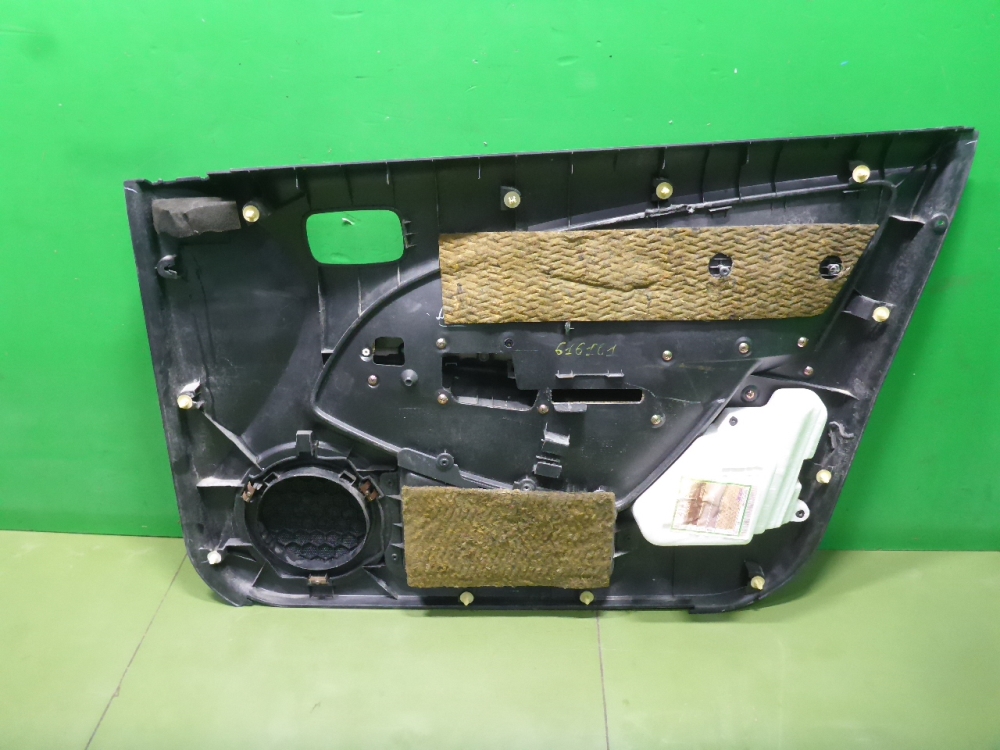 Обшивка двери передней левой