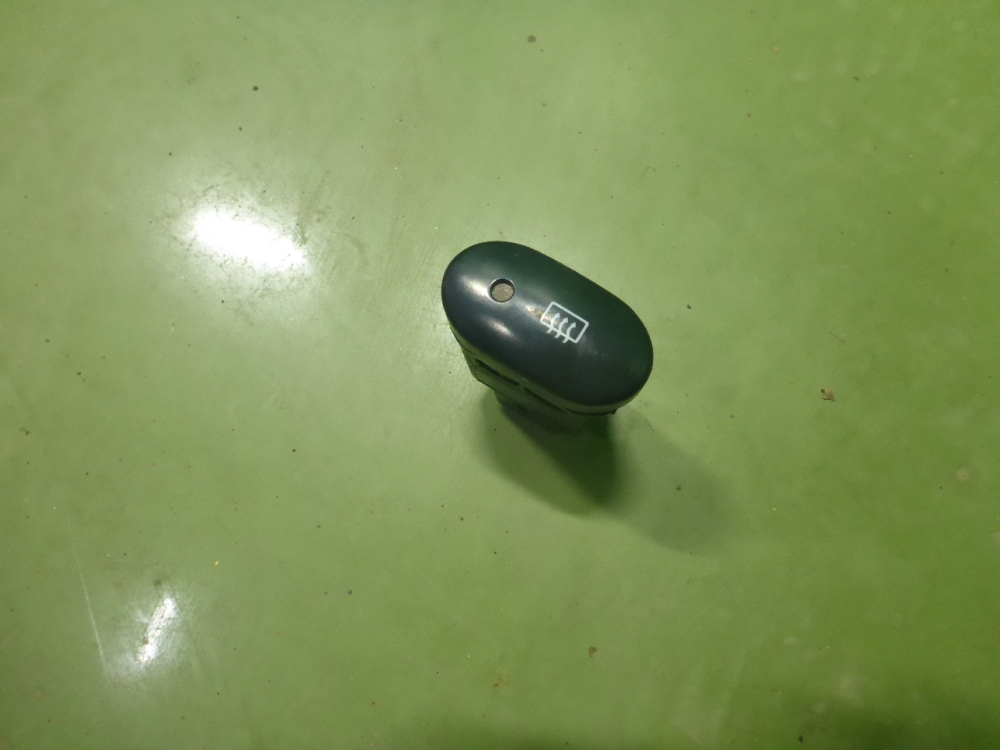 Кнопка обогрева заднего стекла