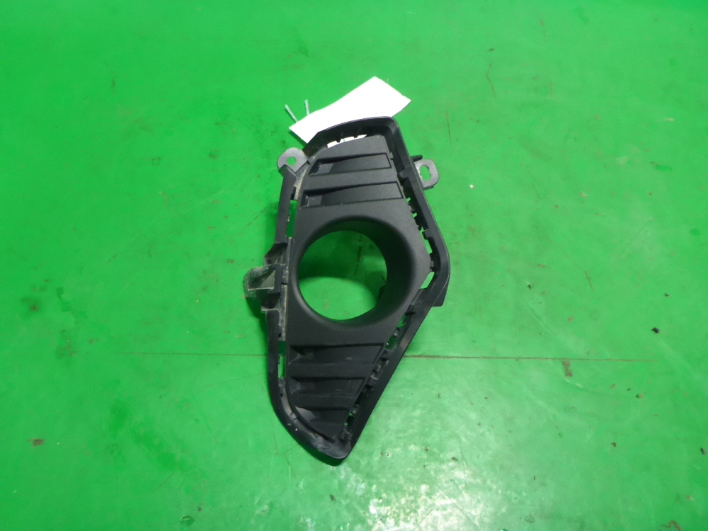 Рамка противотуманной фары правой