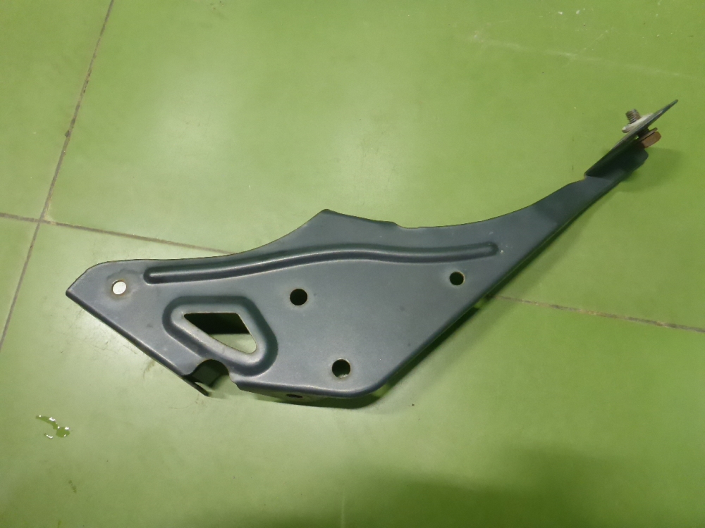 Кронштейн солнцезащитного козырька