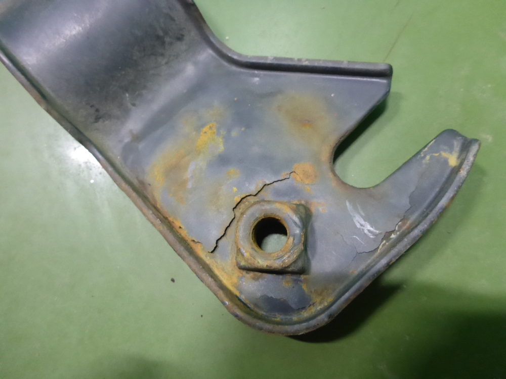 Кронштейн солнцезащитного козырька