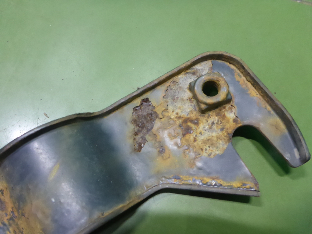 Кронштейн солнцезащитного козырька