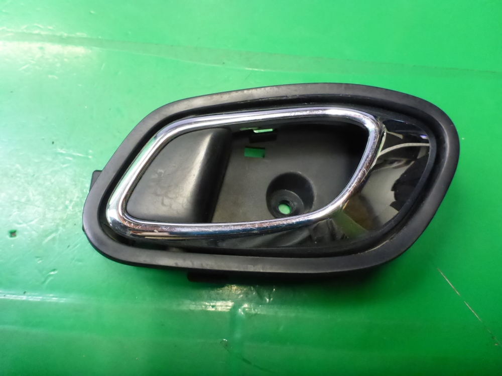 Ручка двери передней внутренняя левая