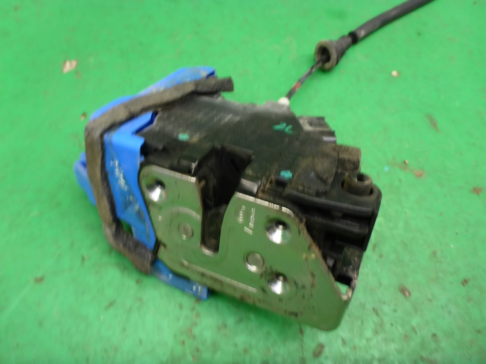 Замок двери задней левой