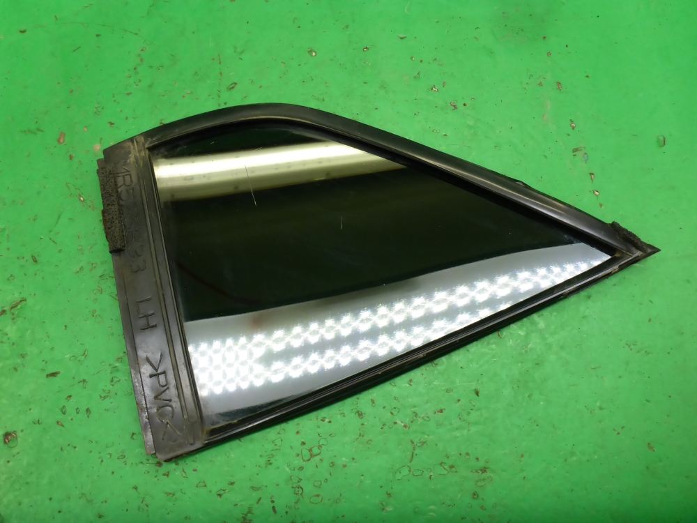 Стекло двери задней левой (форточка)
