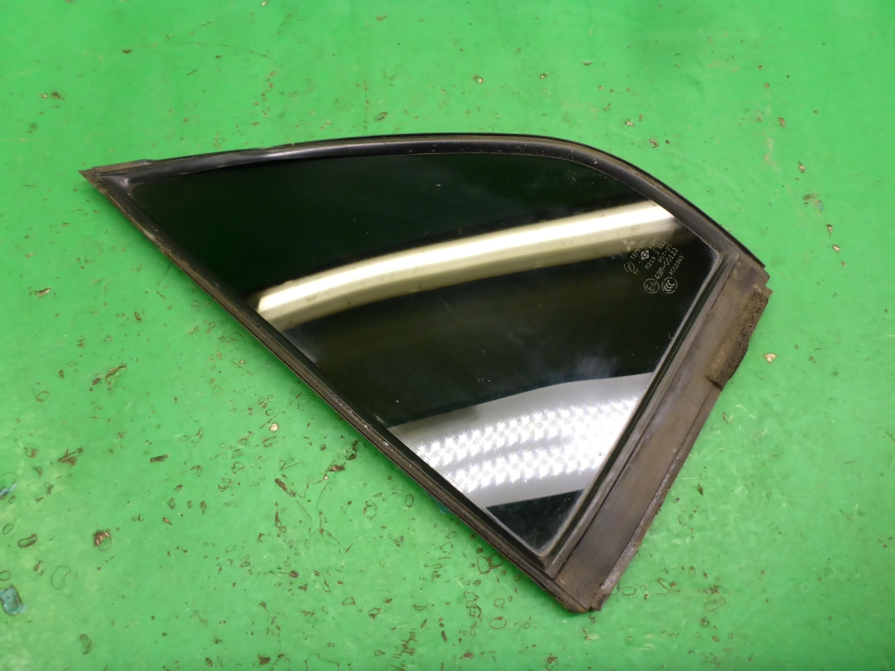 Стекло двери задней левой (форточка)