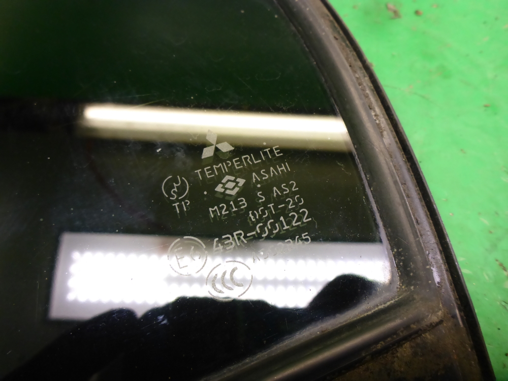 Стекло двери задней левой (форточка)