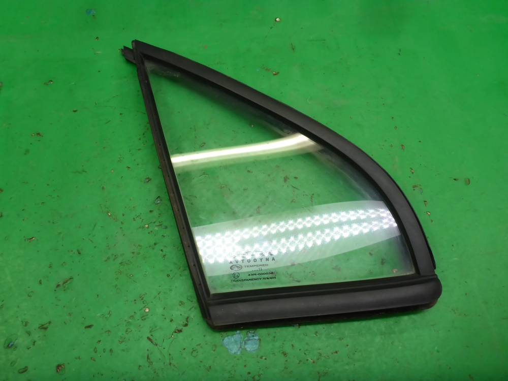 Стекло двери передней правой (форточка)