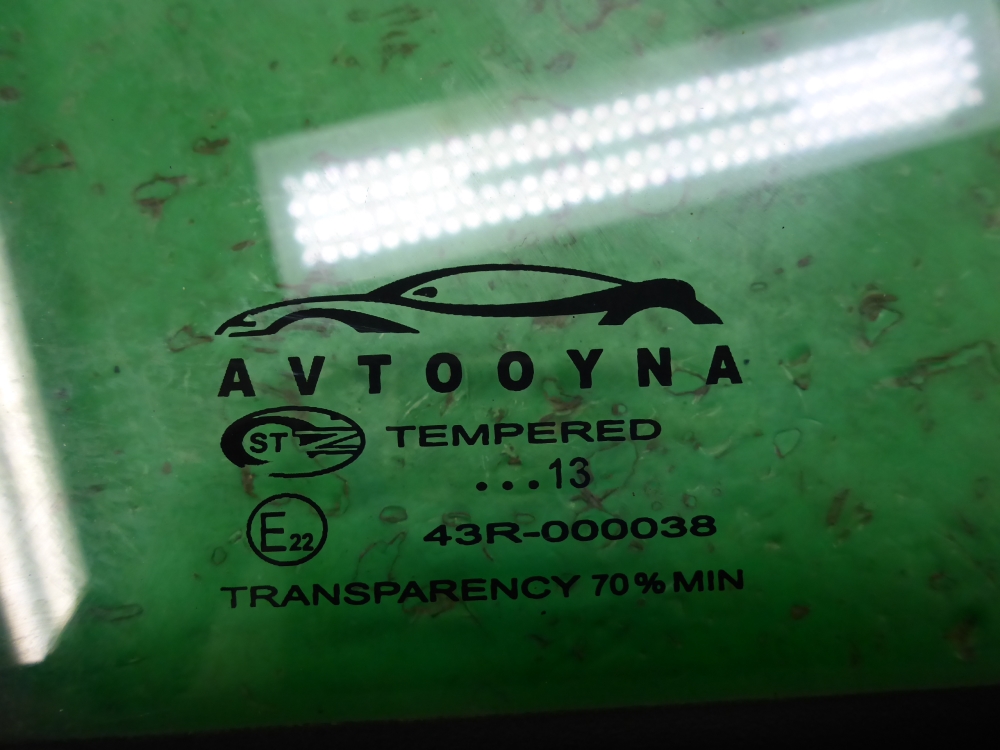 Стекло двери передней правой (форточка)