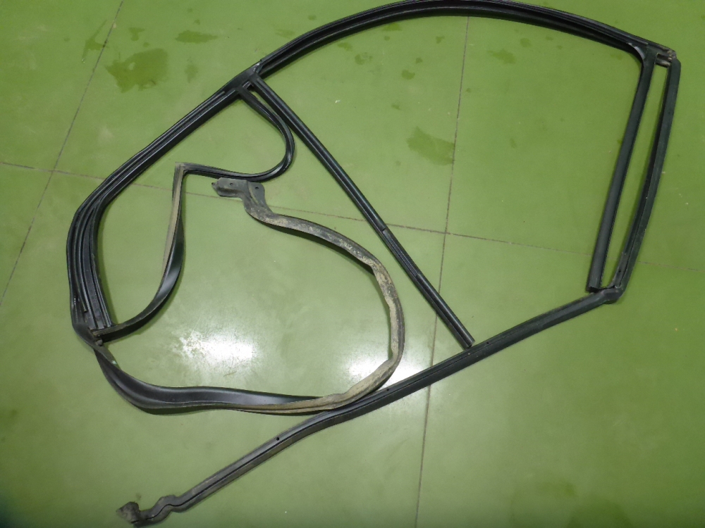 Уплотнитель стекла двери