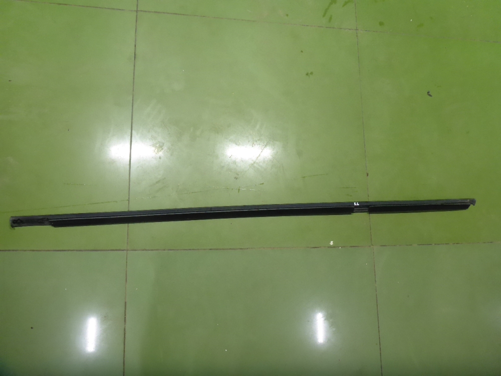 Накладка стекла заднего левого