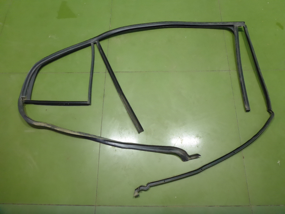 Уплотнитель стекла двери