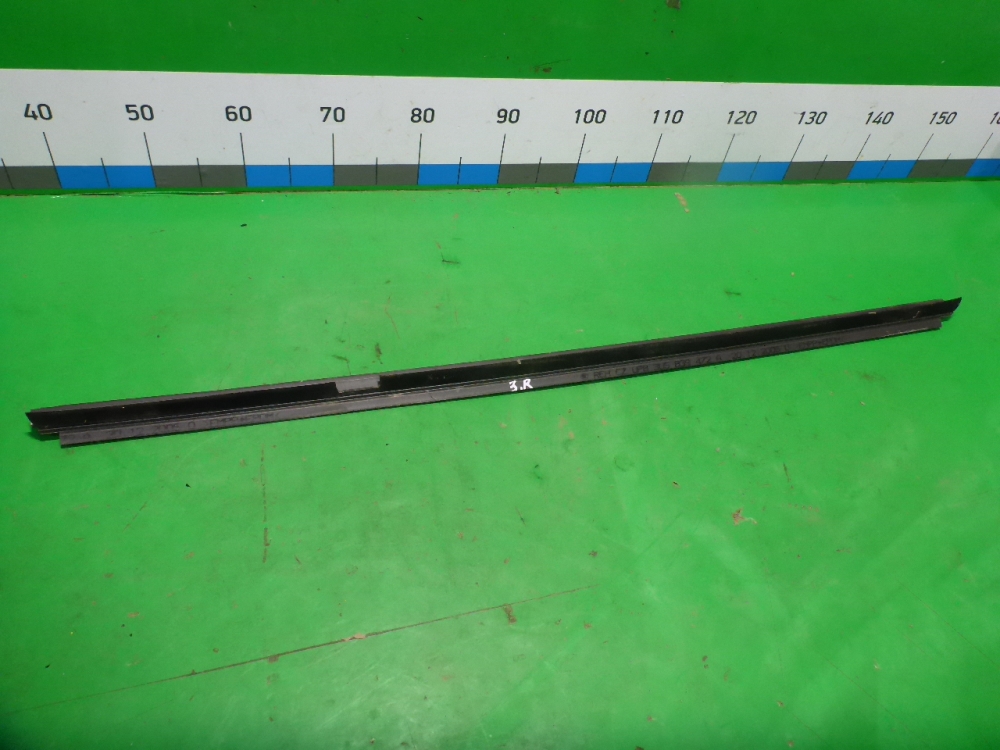 Накладка стекла заднего правого