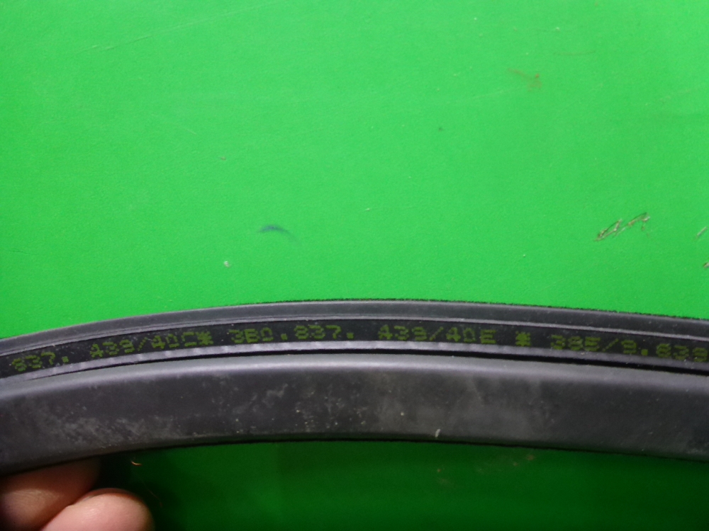 Уплотнитель стекла двери