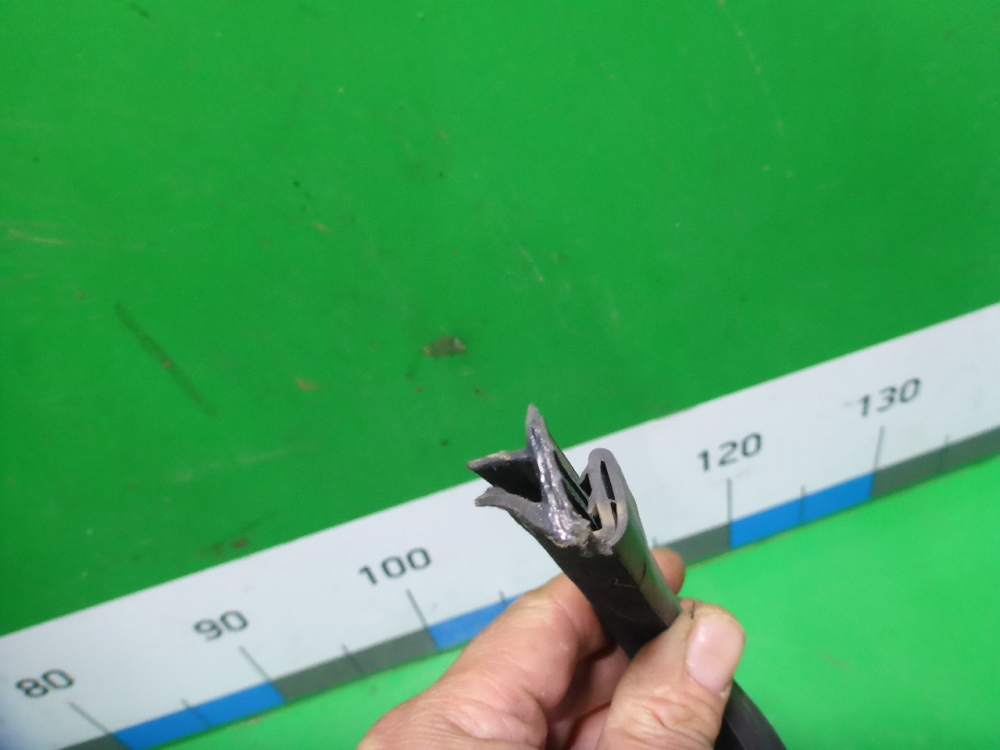 Уплотнитель стекла двери