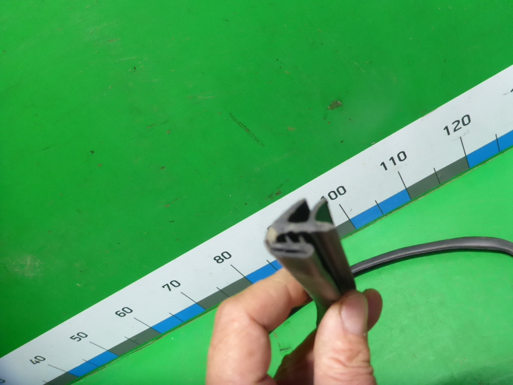 Уплотнитель стекла двери