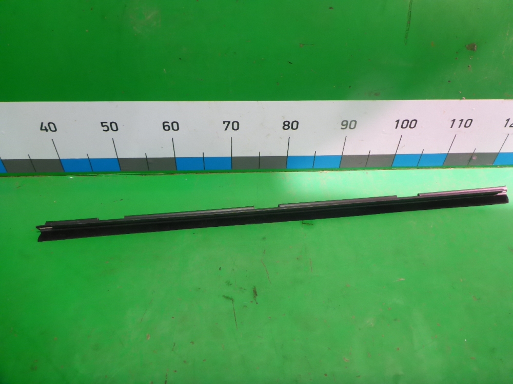 Накладка стекла переднего правого