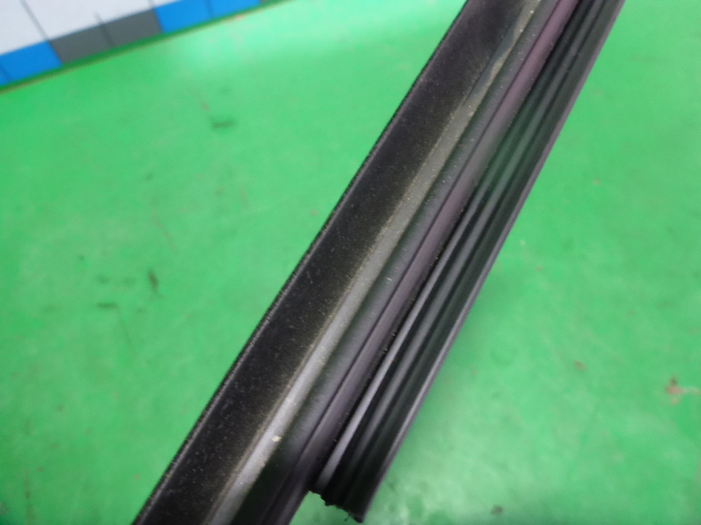 Накладка стекла переднего правого