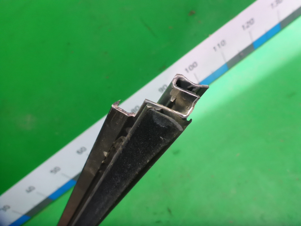 Накладка стекла переднего правого