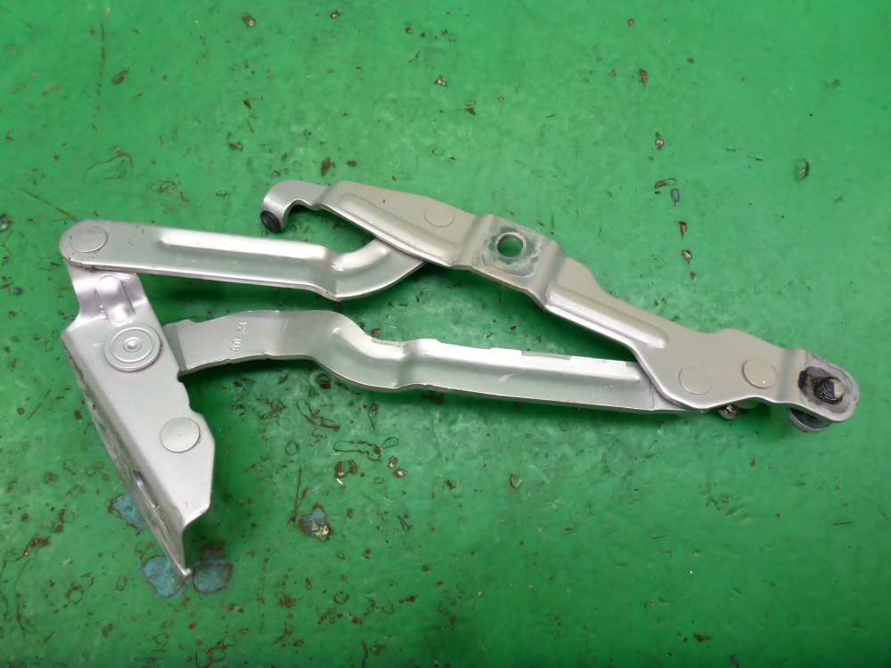 Петля крышки багажника